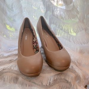 Universal nude wedges
